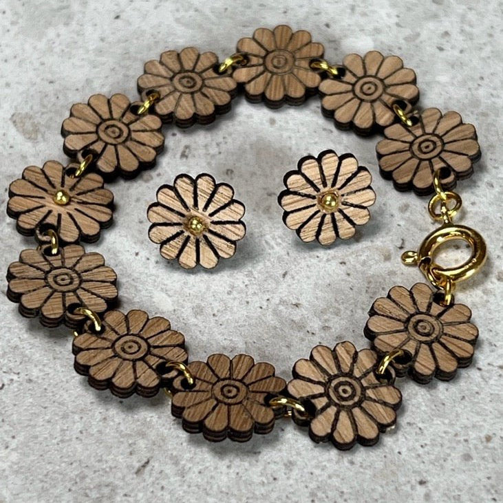 Margueritblomsten som sæt, med armbånd og øreringe i træ