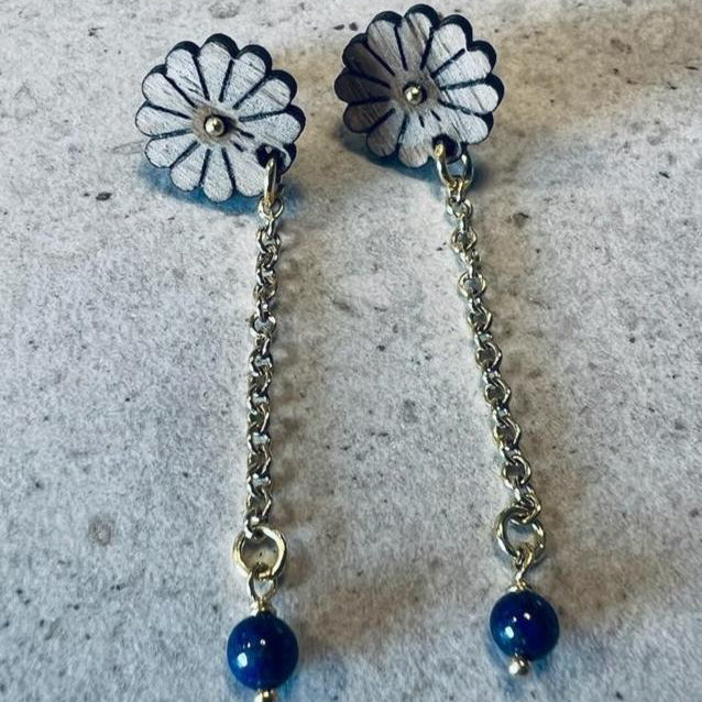 Marguerit ørestikker med lænke og lapis lazuli perle