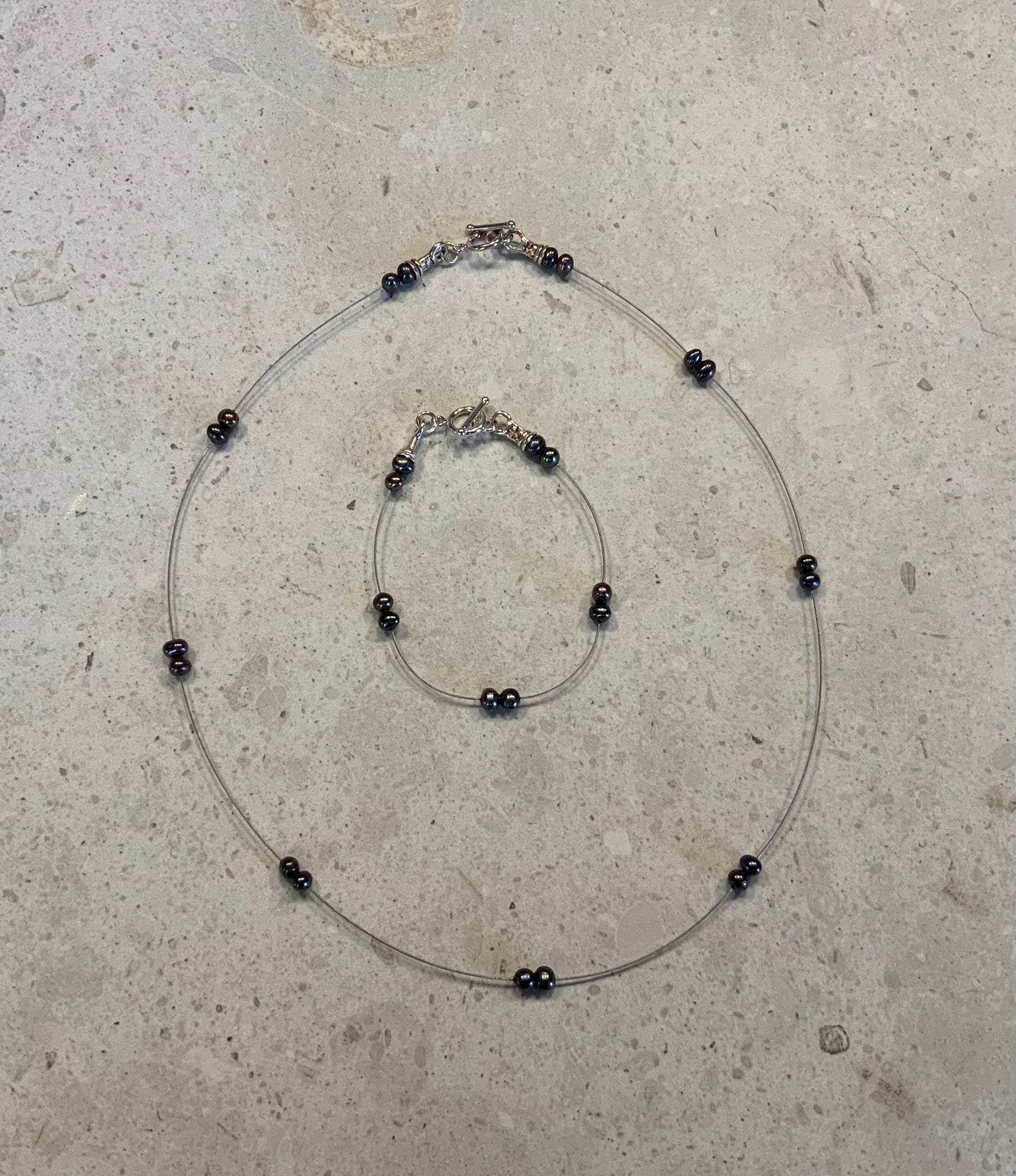 Armbånd med ferskvandsperler på wire