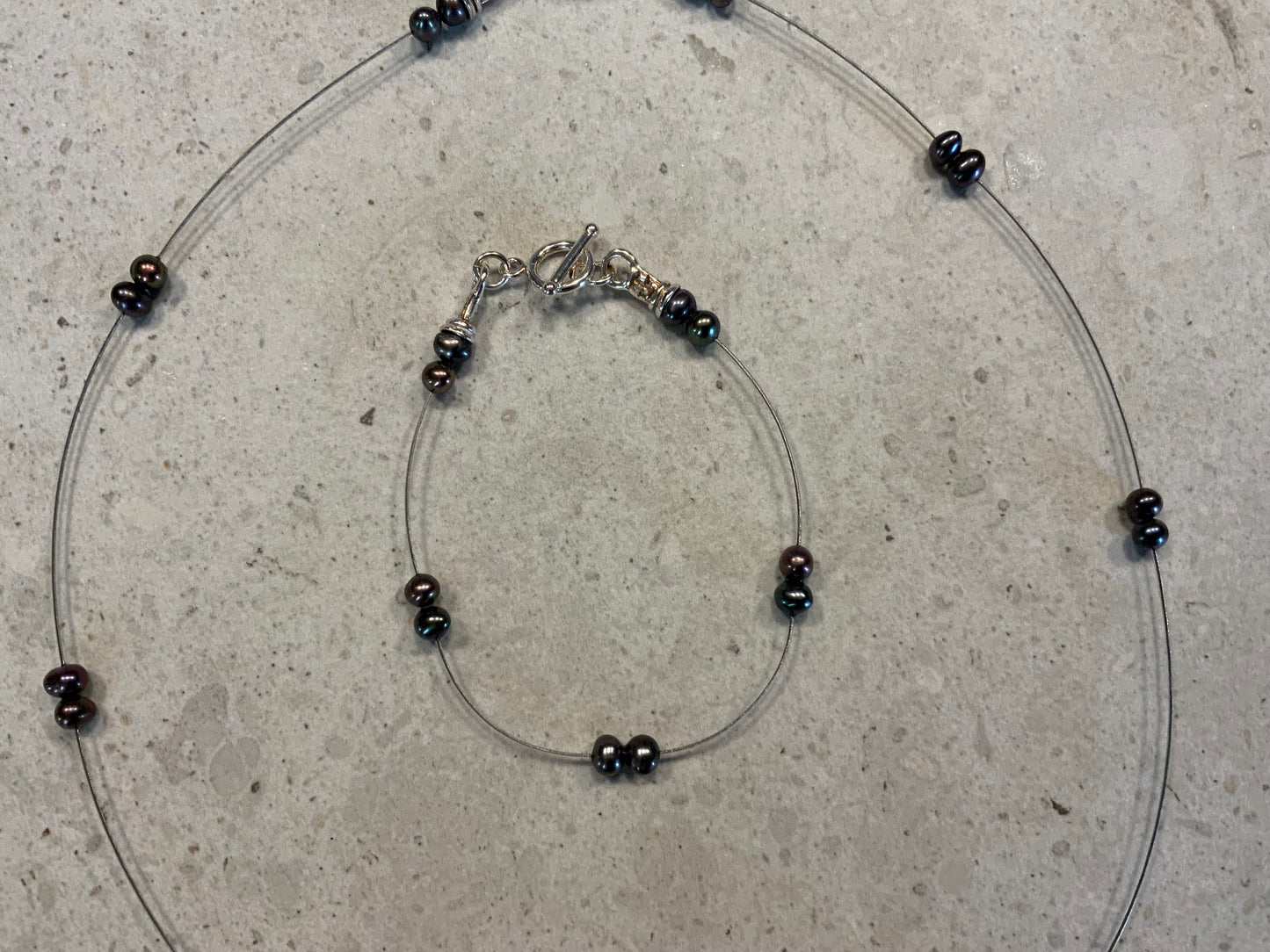 Armbånd med ferskvandsperler på wire