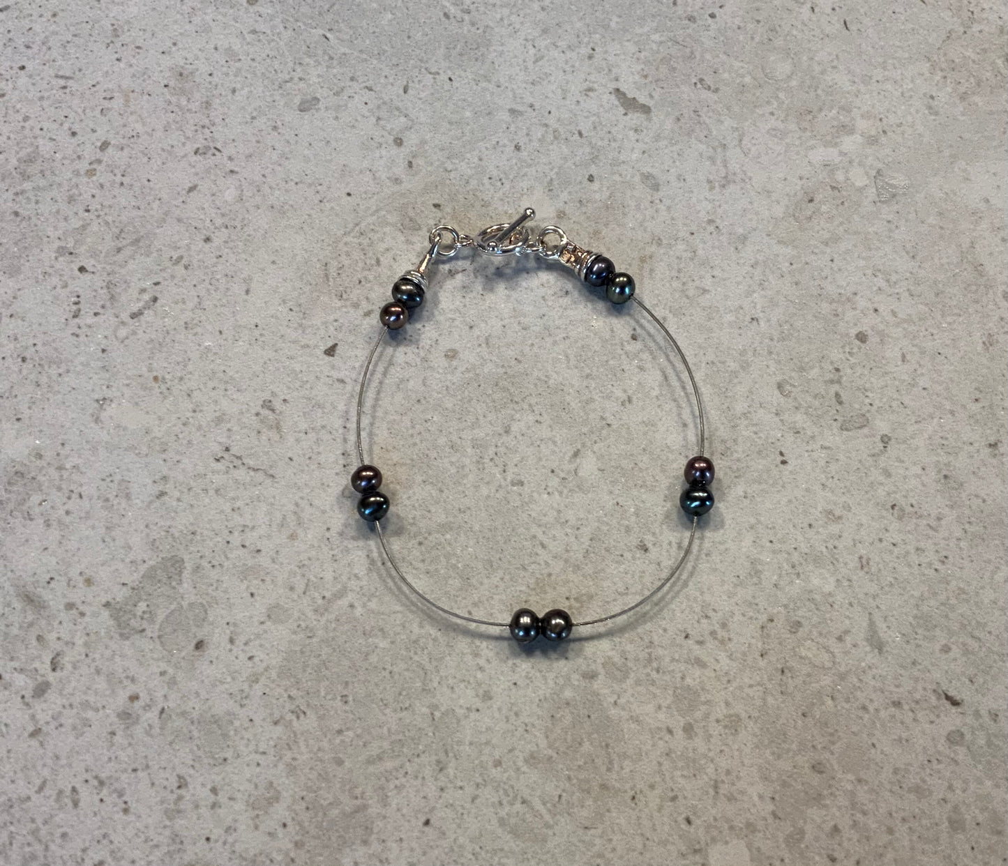Armbånd med ferskvandsperler på wire