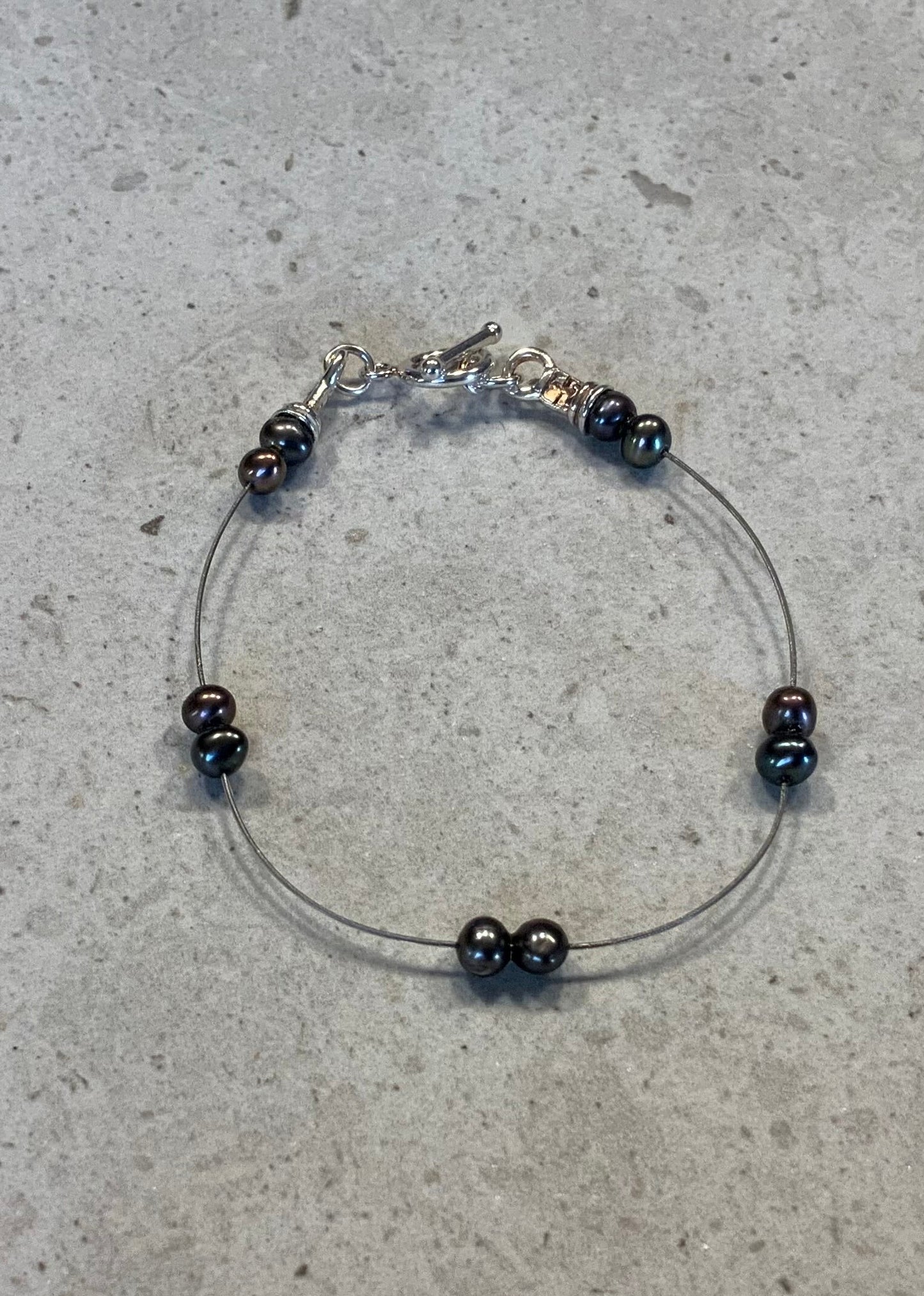 Armbånd med ferskvandsperler på wire