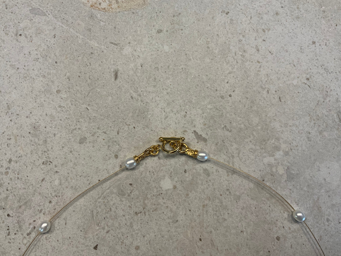 Halskæde med hvide ferskvandsperler og tynd wire