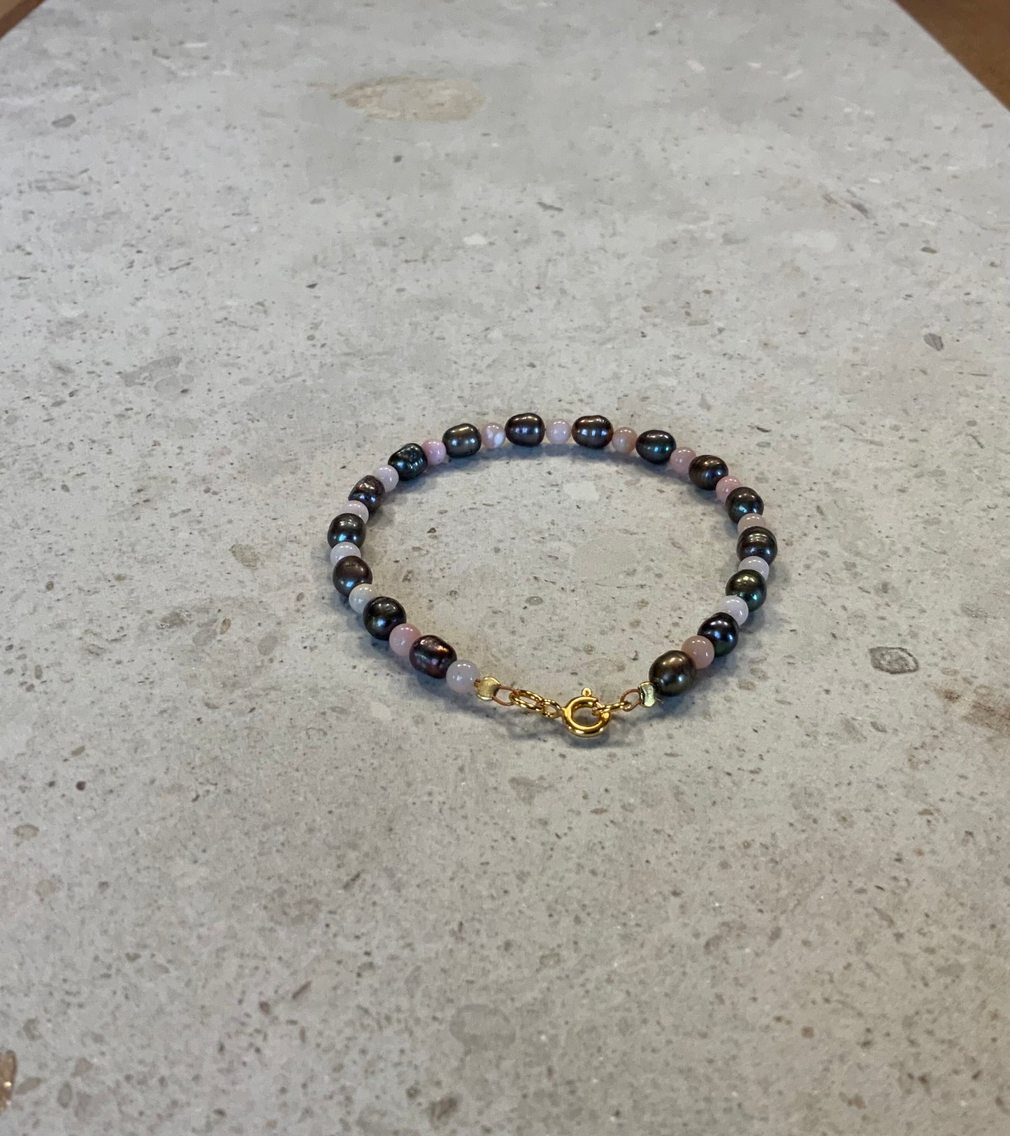 Armbånd i ferskvandsperler og pink opal