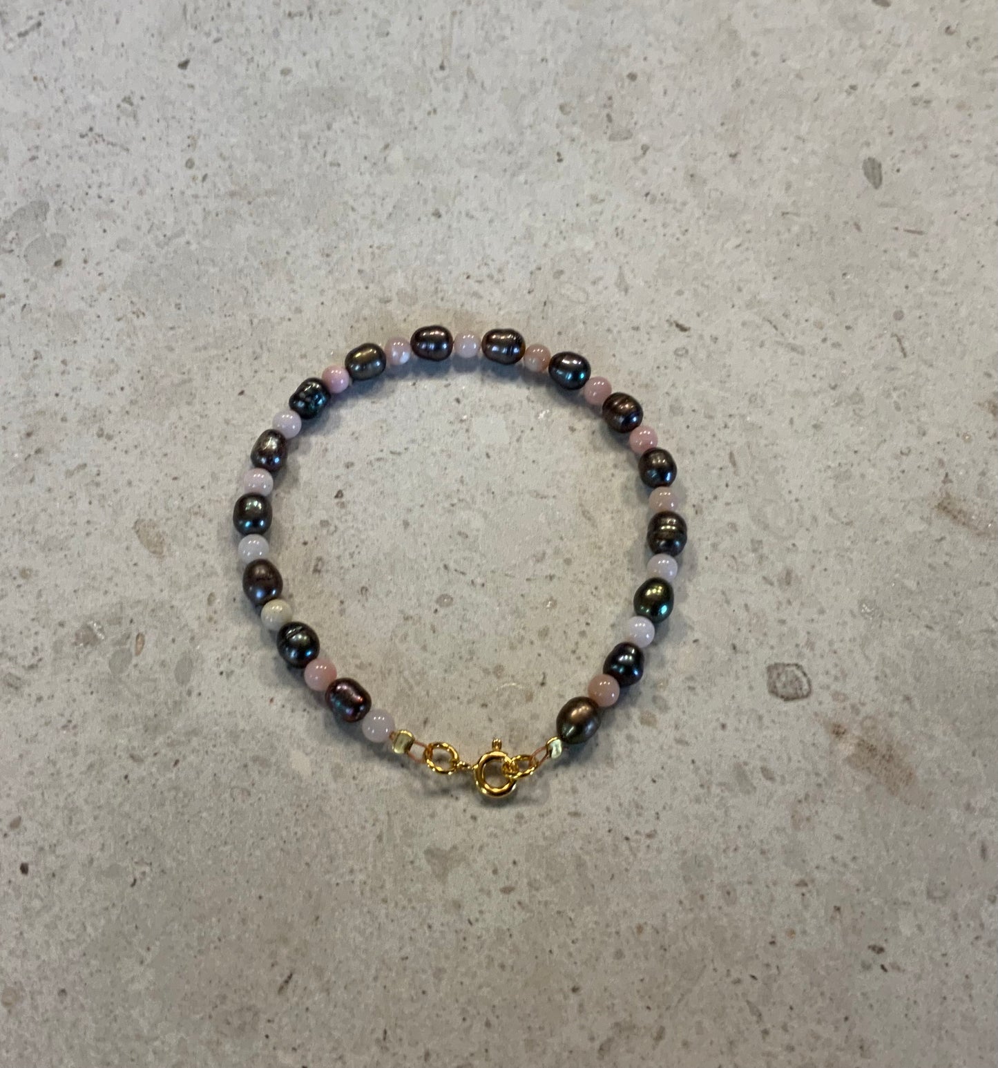 Armbånd i ferskvandsperler og pink opal