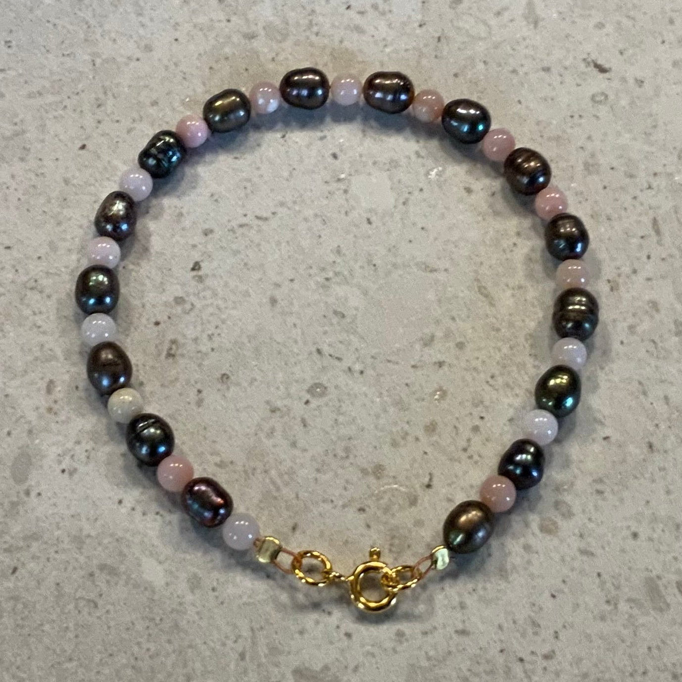 Armbånd i ferskvandsperler og pink opal