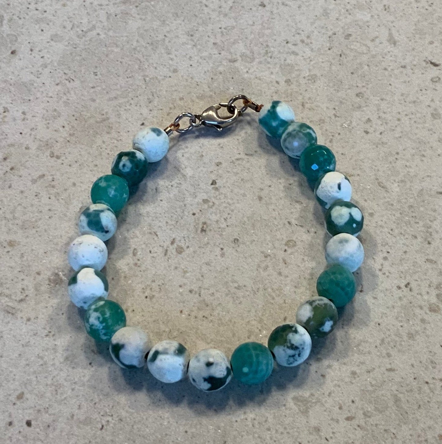 Armbånd i farvet agat
