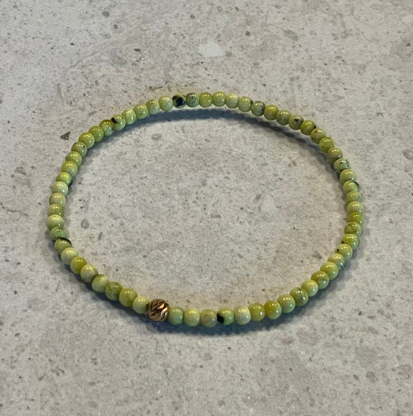 Armbånd i serpentin og elastik