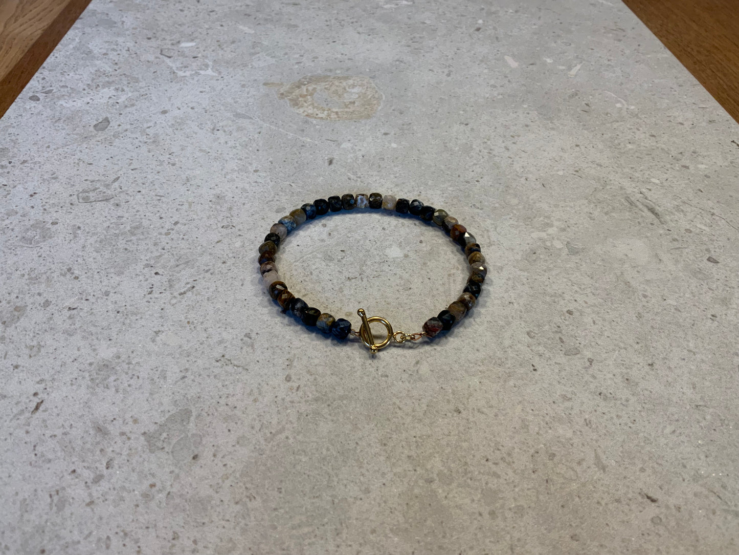 Armbånd i facetslebne pietersite sten