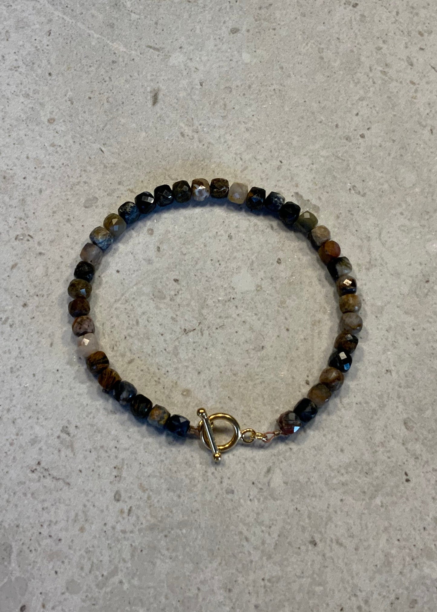 Armbånd i facetslebne pietersite sten