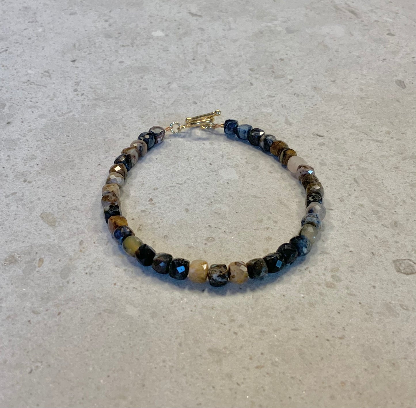 Armbånd i facetslebne pietersite sten