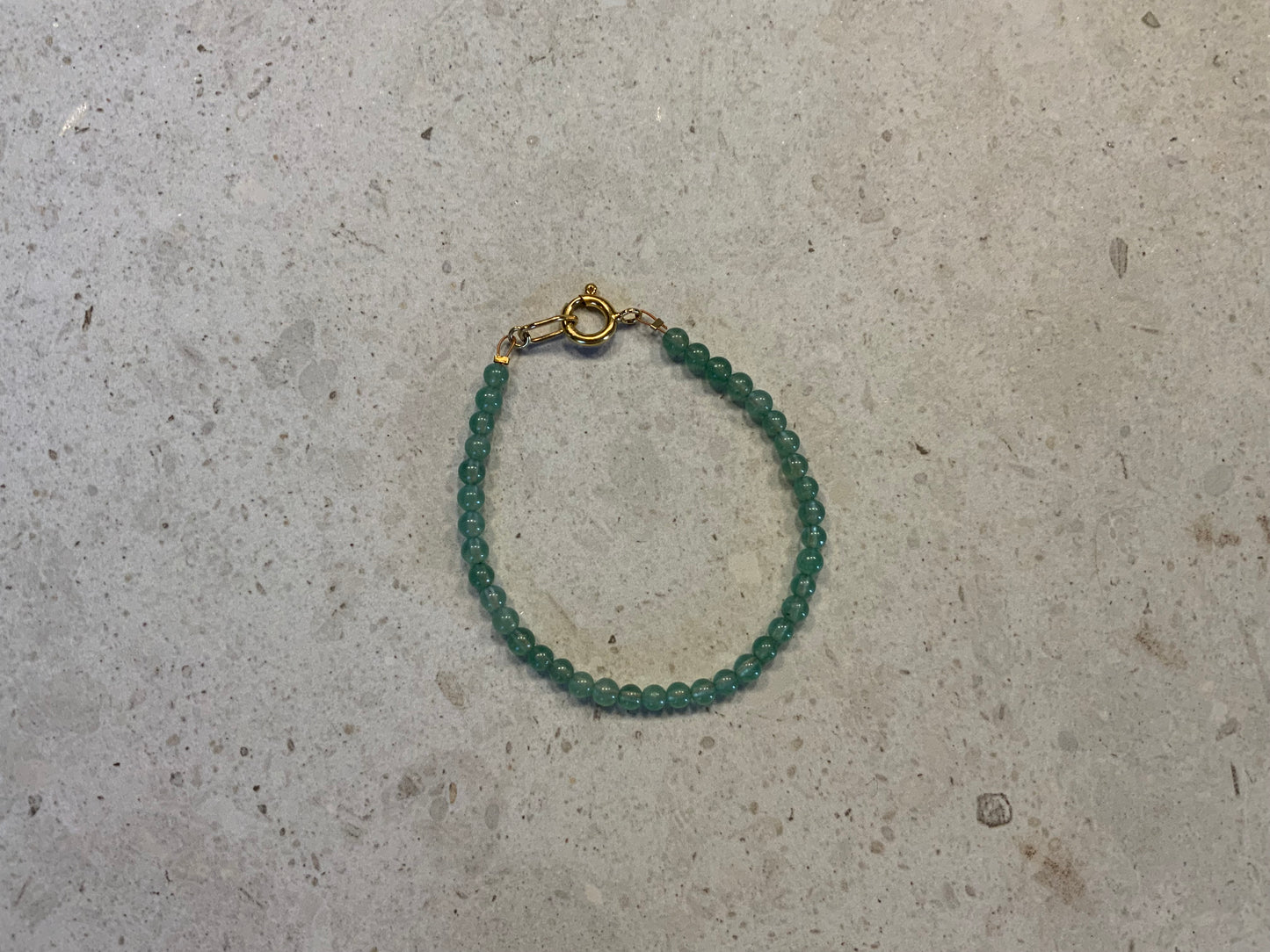 Armbånd i lys grøn aventurin