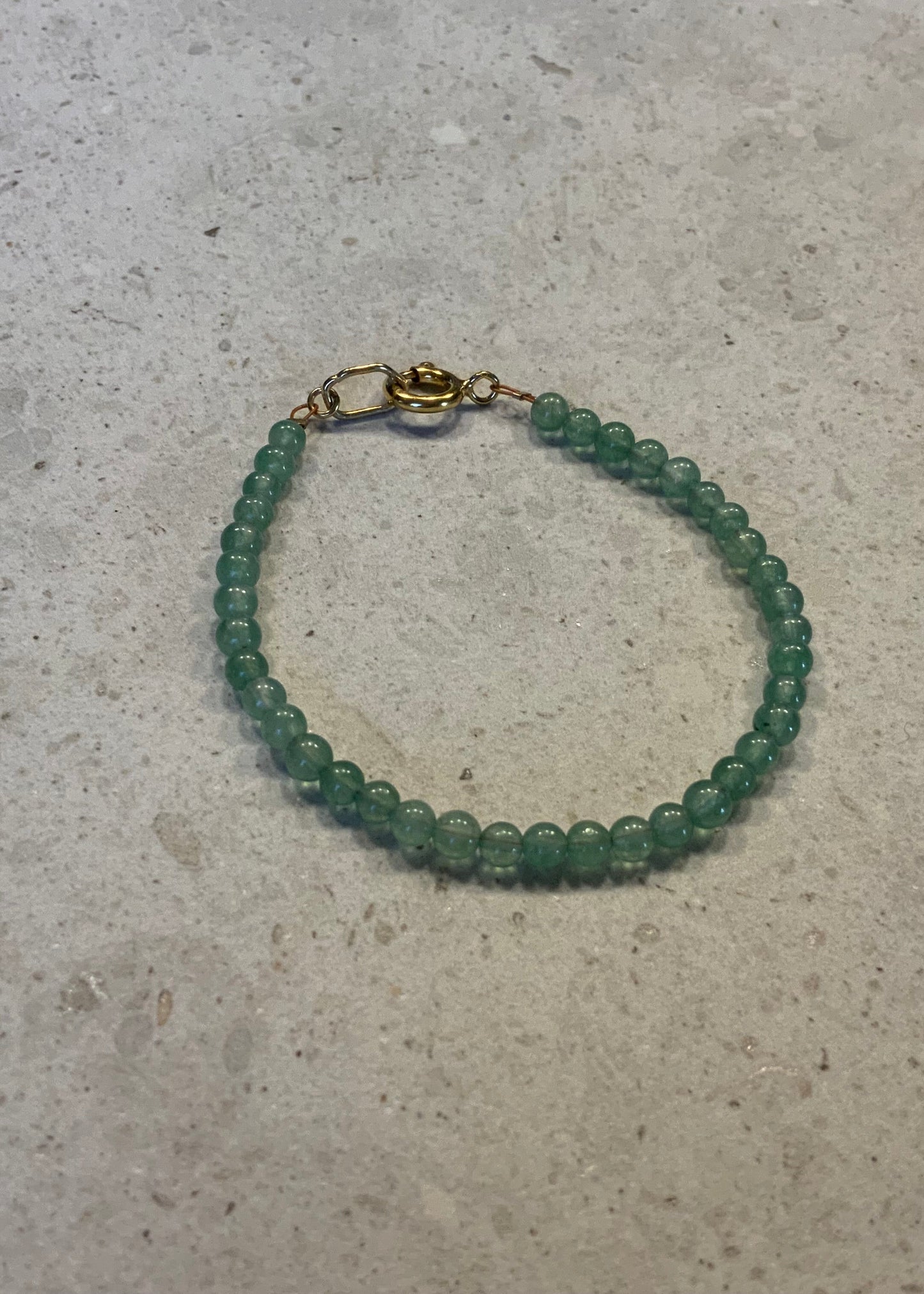 Armbånd i lys grøn aventurin