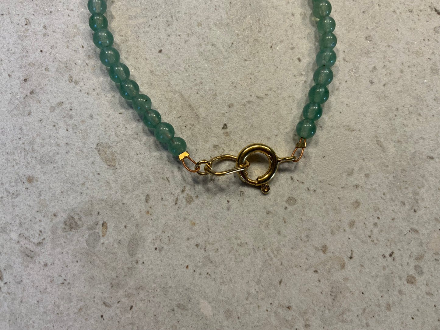 Armbånd i lys grøn aventurin