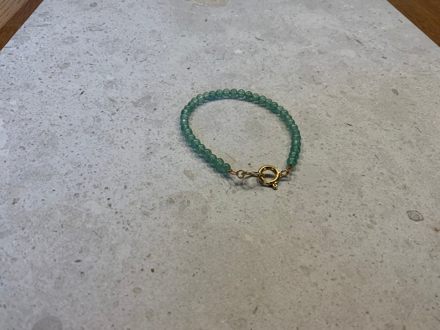 Armbånd i lys grøn aventurin