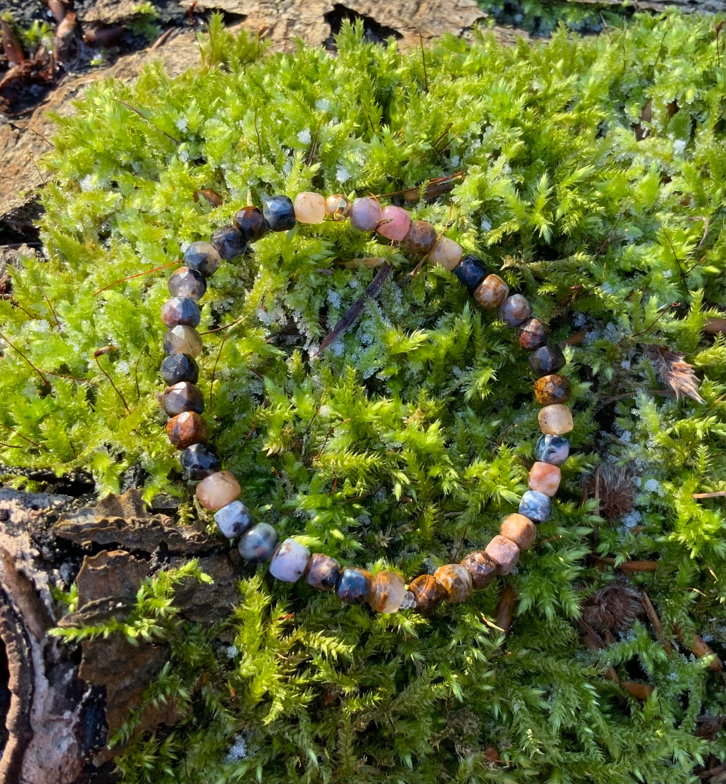 Armbånd i facetslebne pietersite sten med elastik