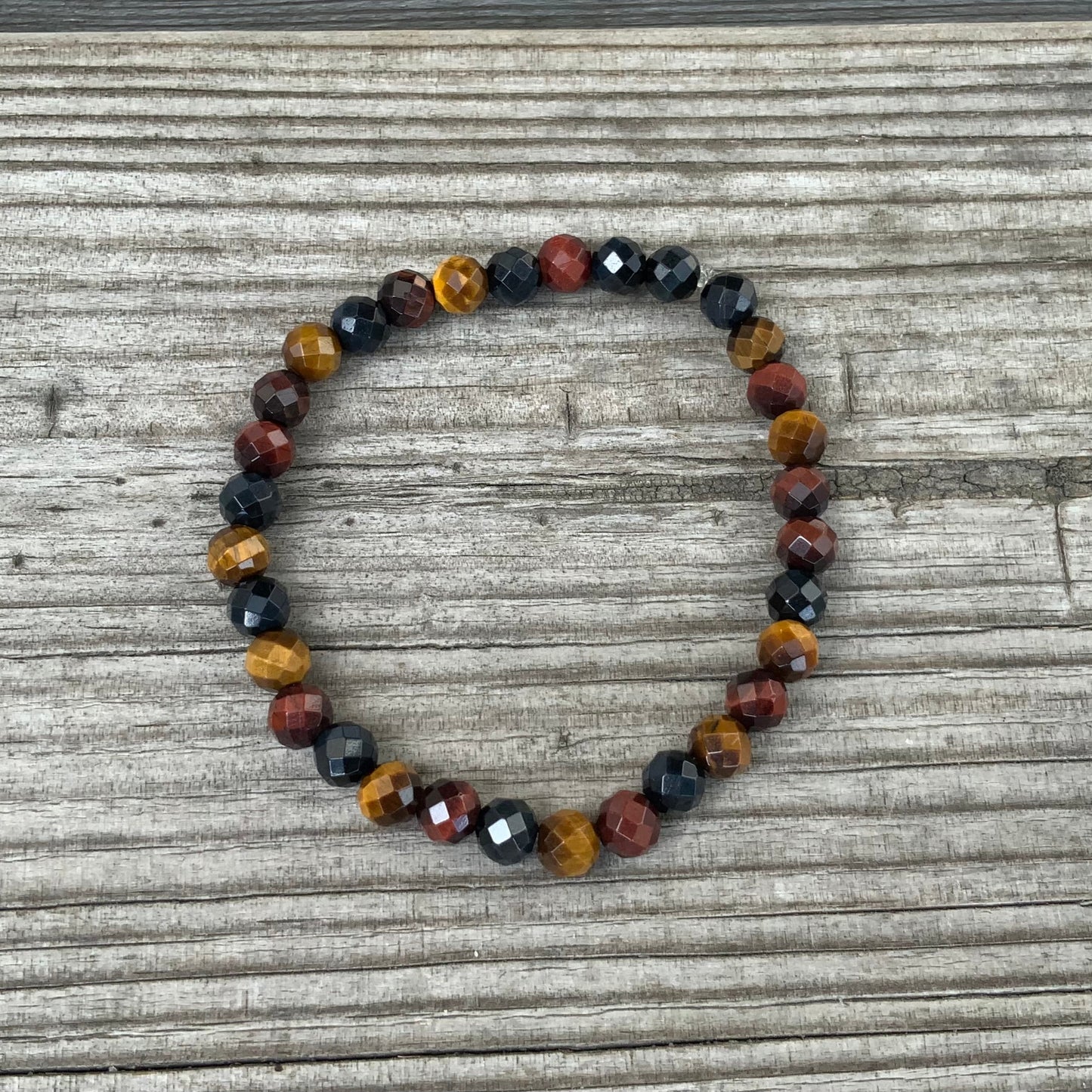 Armbånd i facetslebet tigerøje