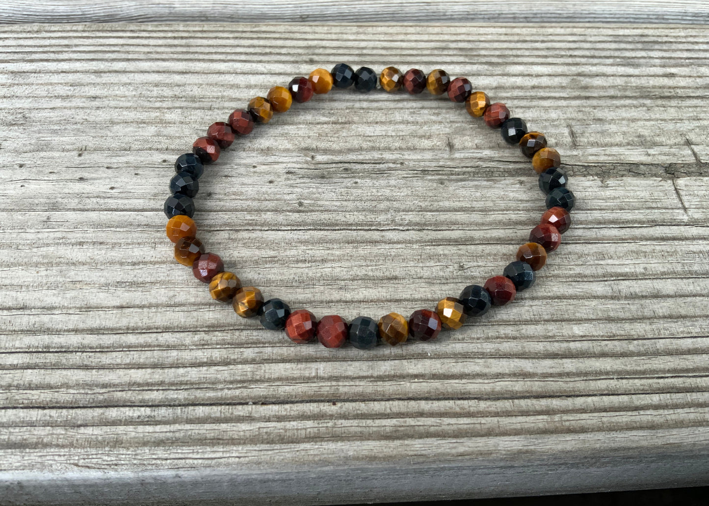Armbånd i facetslebet tigerøje