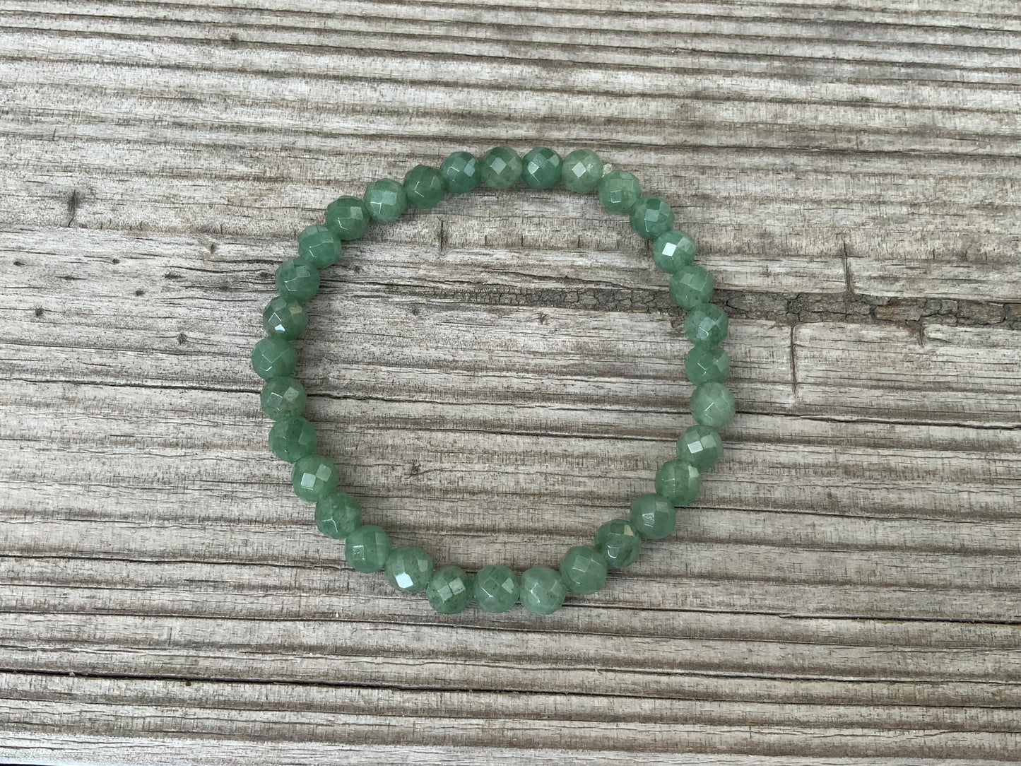 Armbånd i facetslebet aventurin