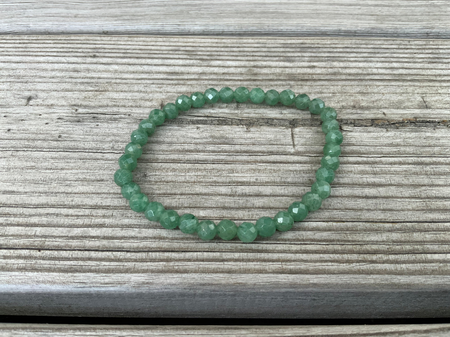 Armbånd i facetslebet aventurin