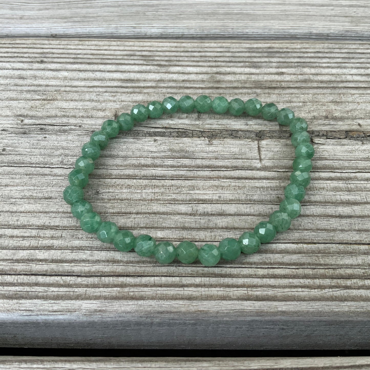 Armbånd i facetslebet aventurin