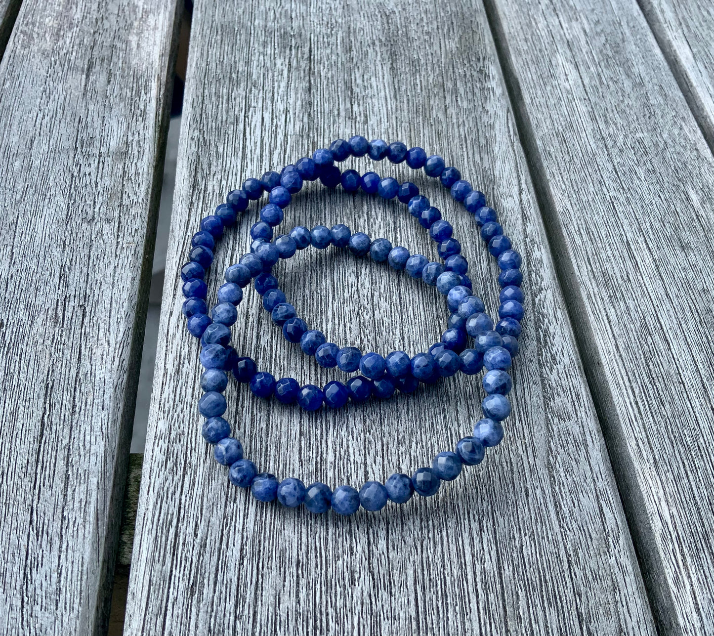 Armbånd i facetslebet sodalit