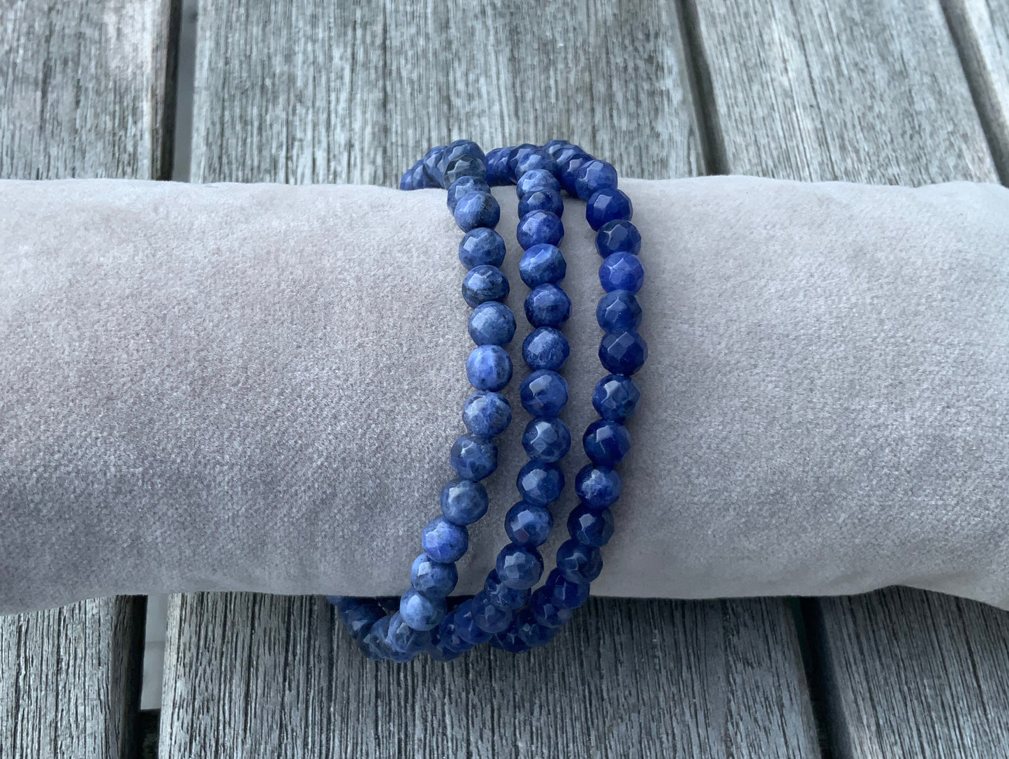 Armbånd i facetslebet sodalit