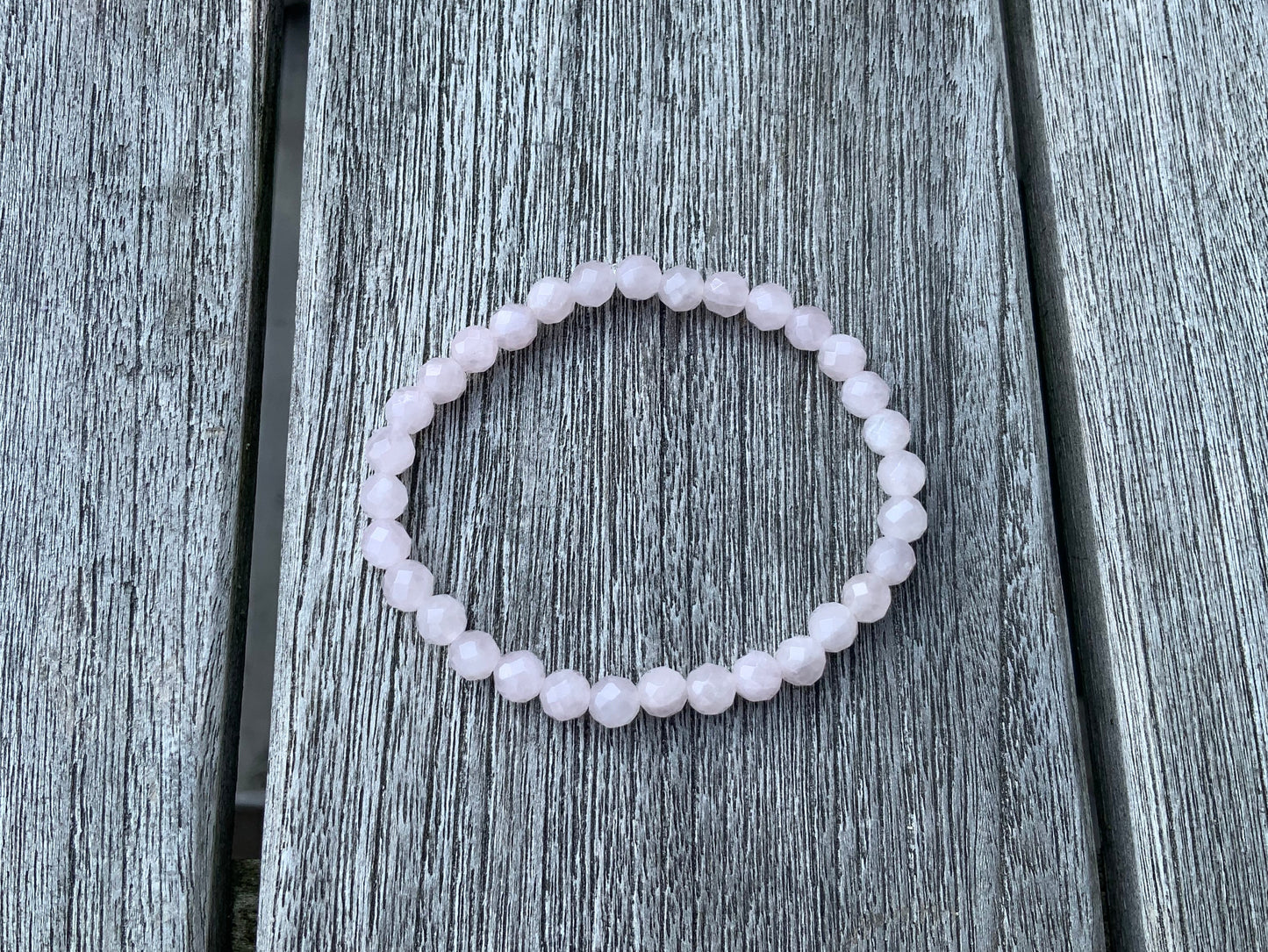 Armbånd i facetslebet rosenkvarts