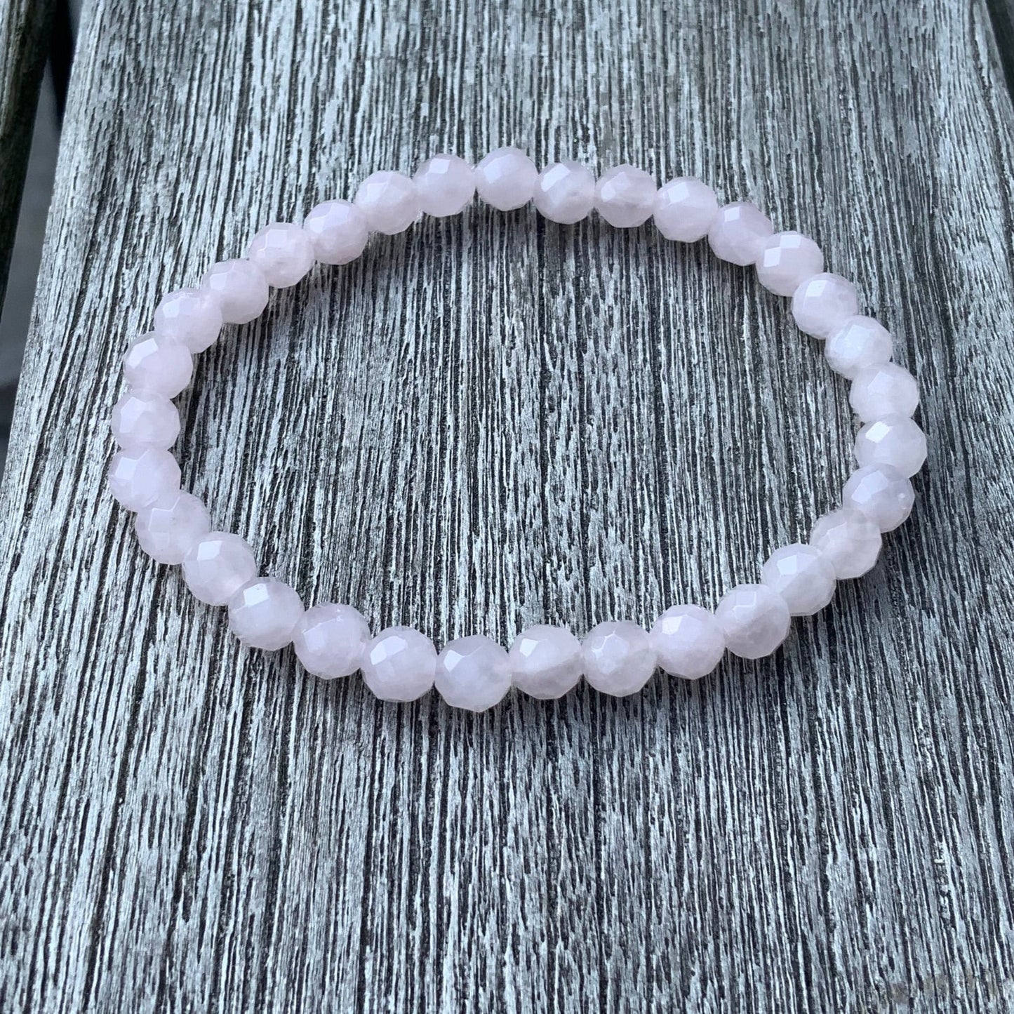 Armbånd i facetslebet rosenkvarts