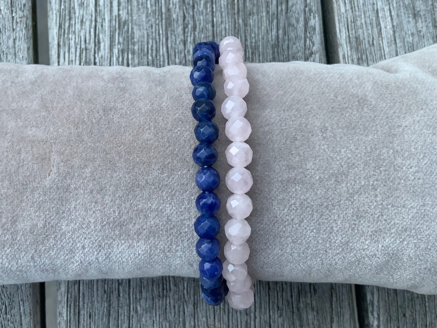 Armbånd i facetslebet sodalit