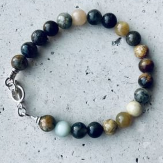 Armbånd i flowerjade med bidsellås i sølv