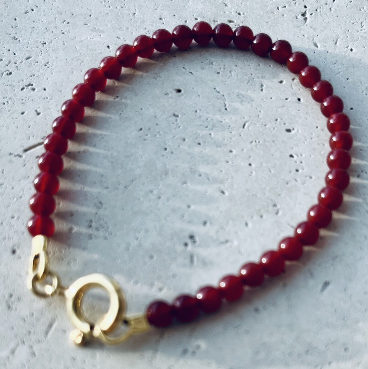 Armbånd i rød karneol