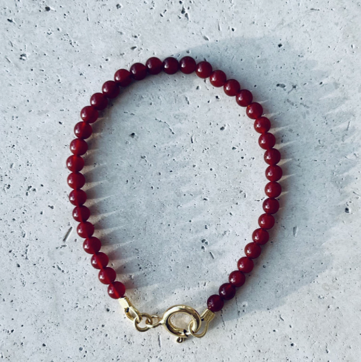 Armbånd i rød karneol