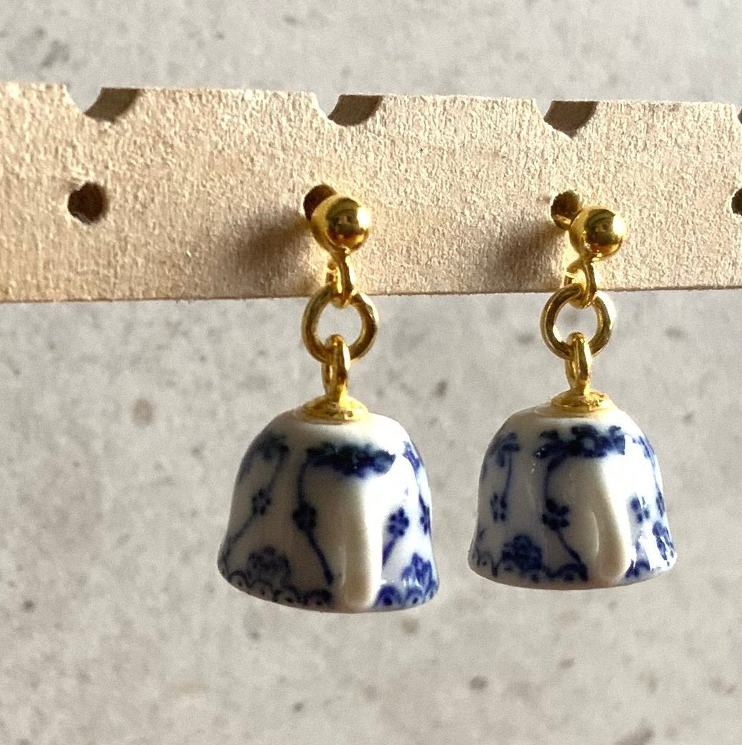 Ørestikker med lille håndmalet porcelænskop