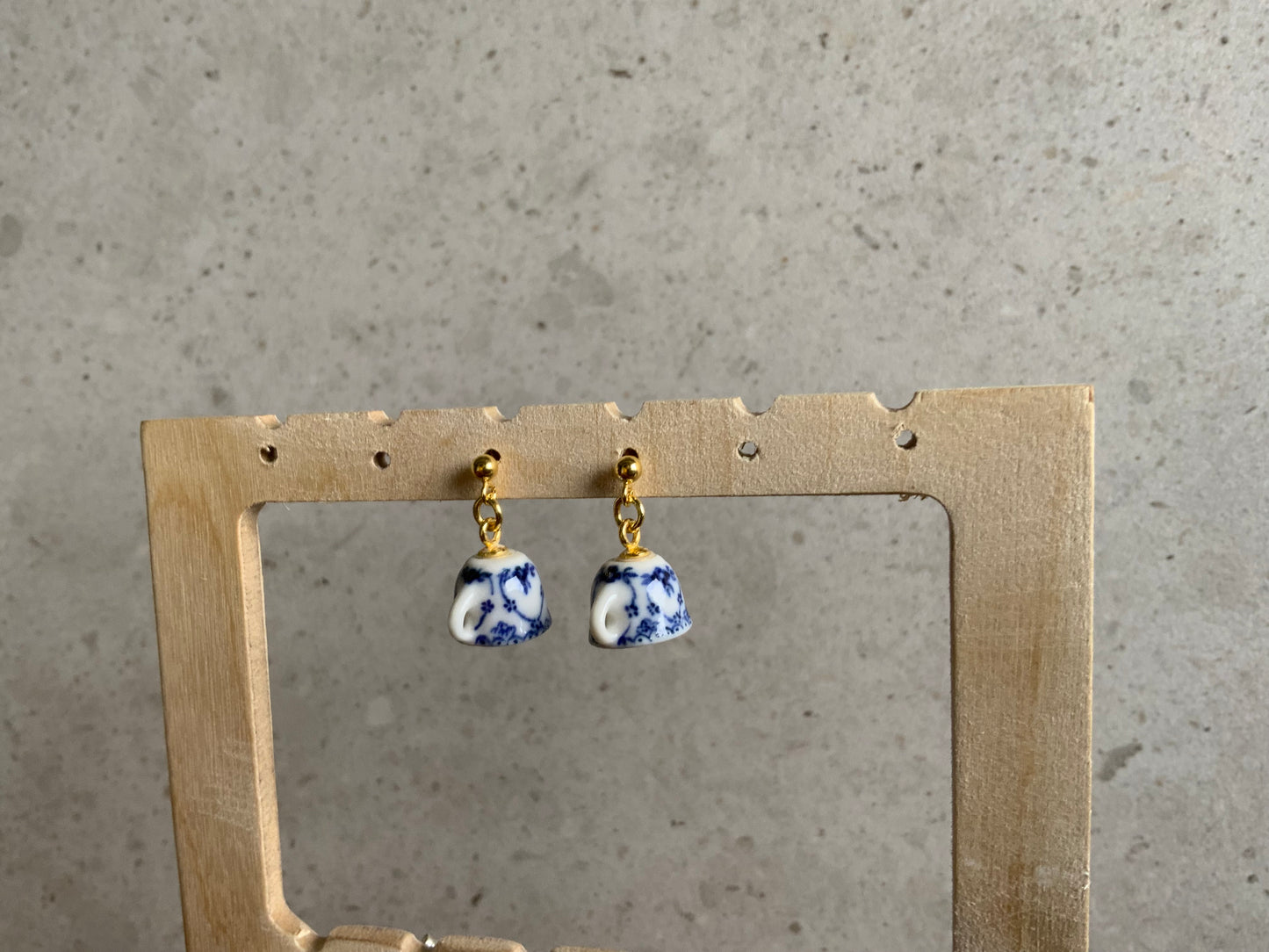 Ørestikker med lille håndmalet porcelænskop