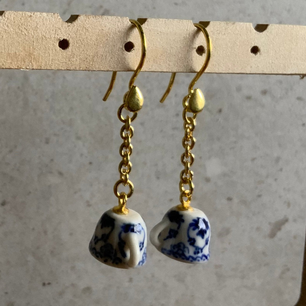 Ørering med musselmalet porcelænskop