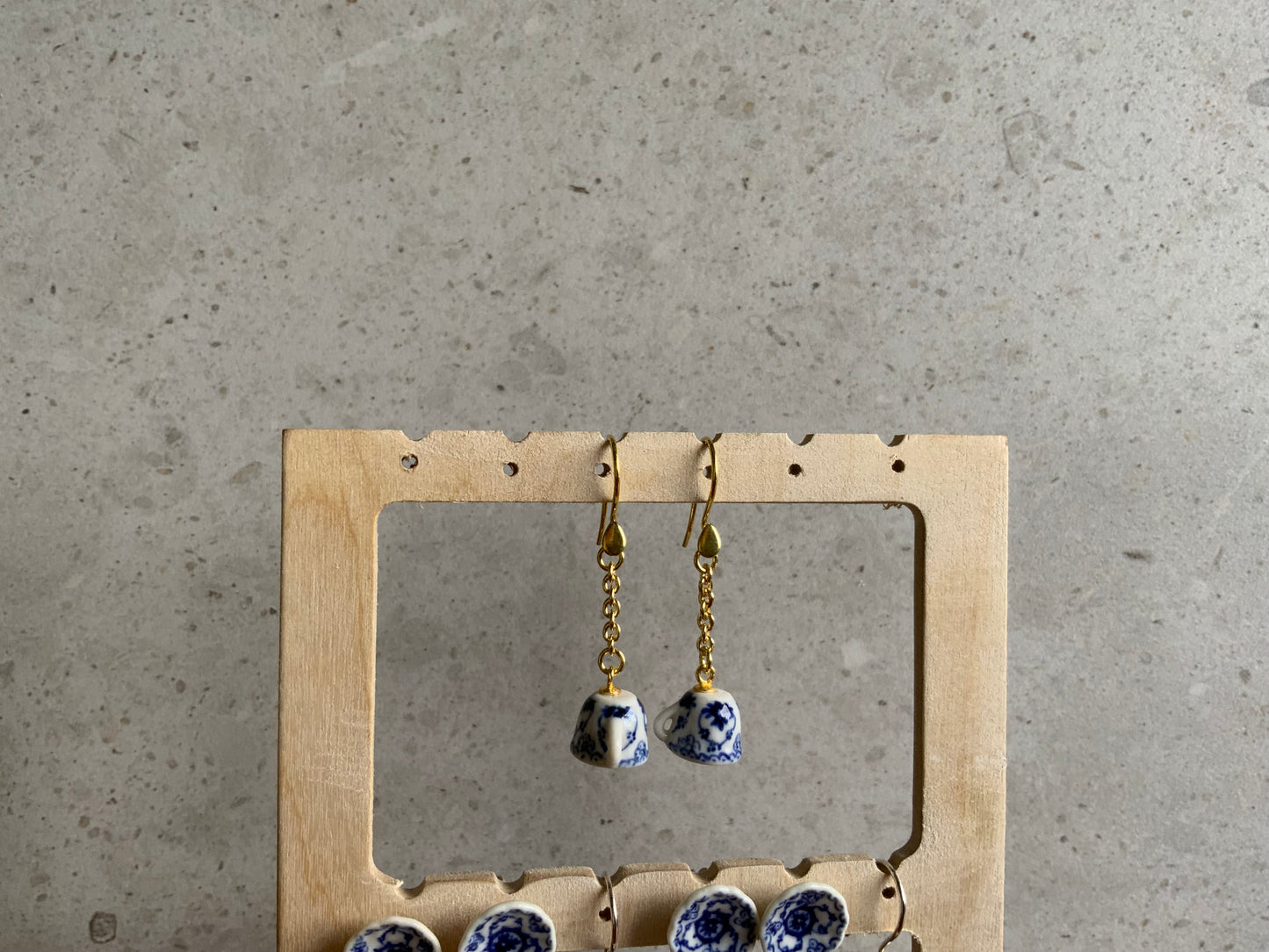 Ørering med musselmalet porcelænskop