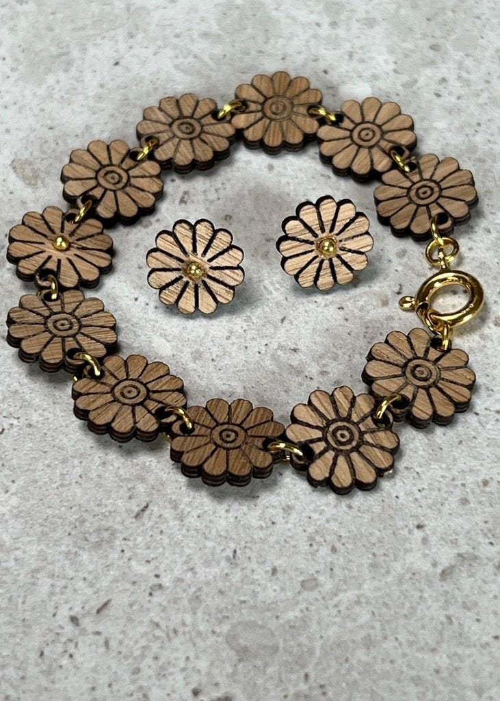 Margueritblomsten som sæt, med armbånd og øreringe i træ