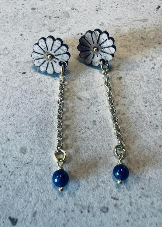 Marguerit ørestikker med lænke og lapis lazuli perle