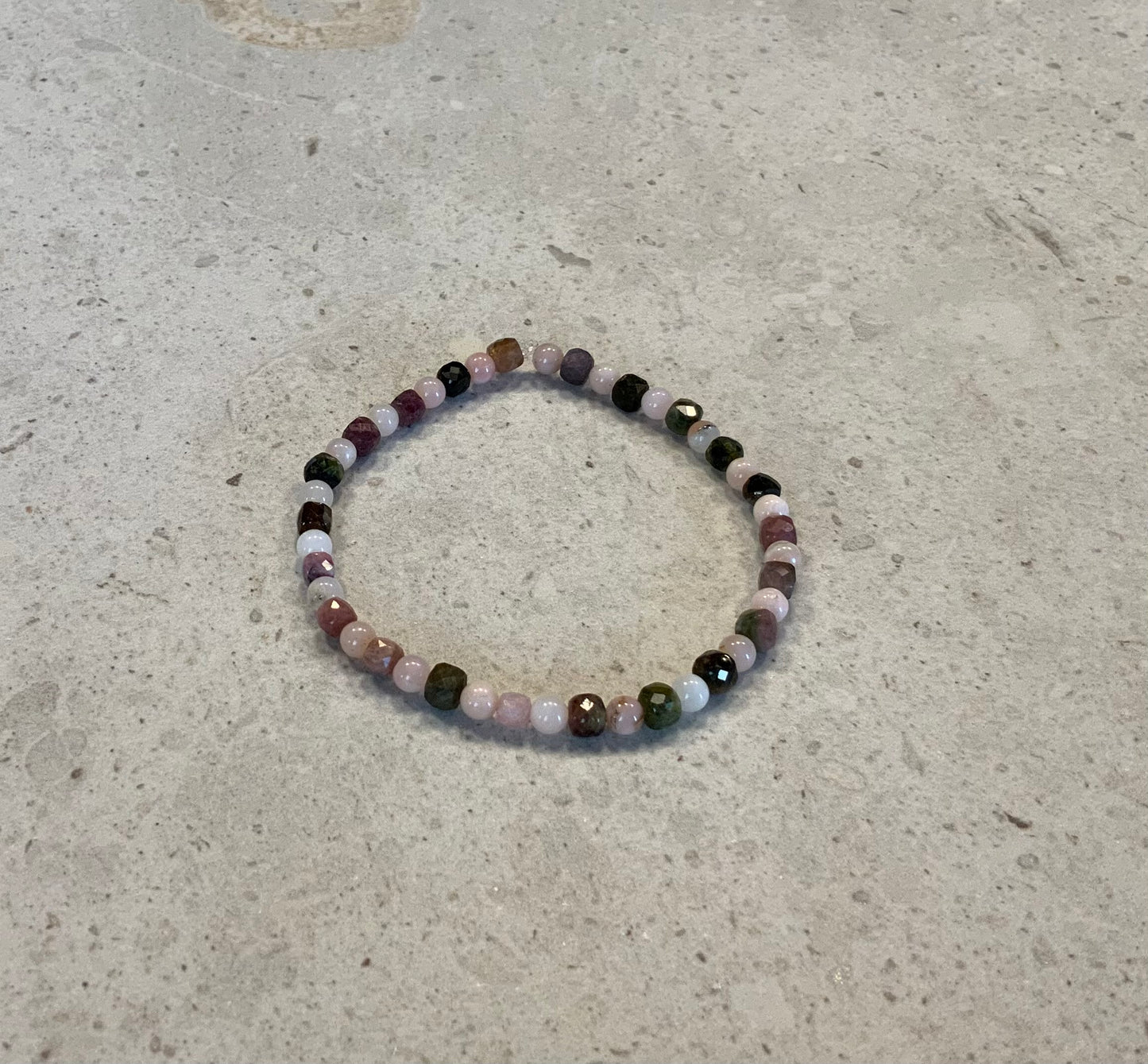 Armbånd i turmalin og pink opal