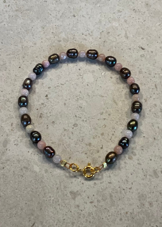Armbånd i ferskvandsperler og pink opal
