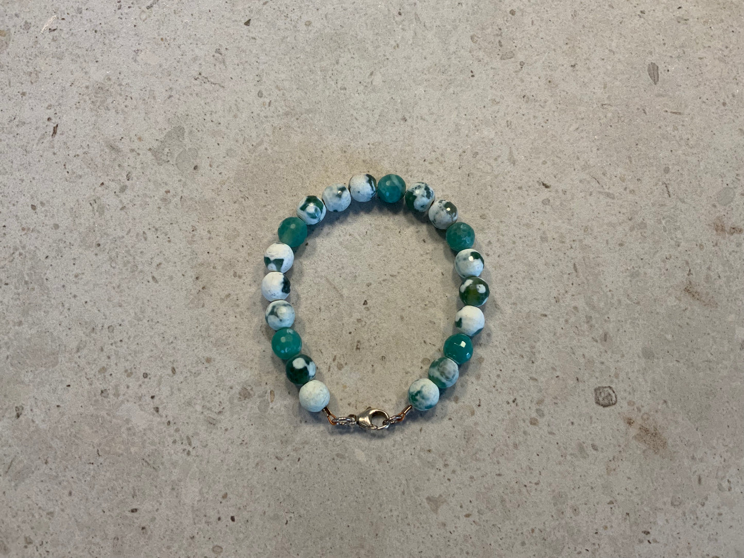 Armbånd i farvet agat