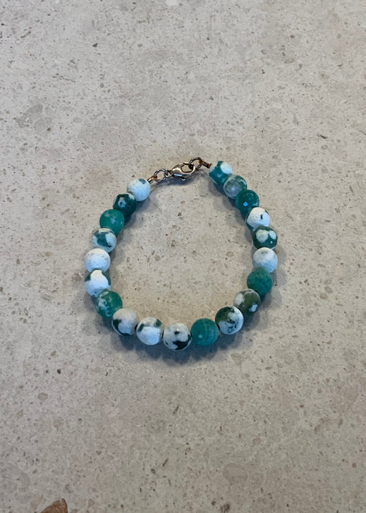 Armbånd i farvet agat