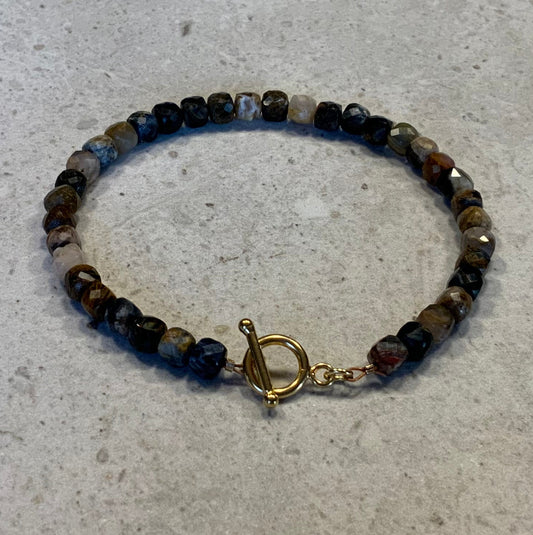 Armbånd i facetslebne pietersite sten