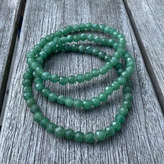 Armbånd i facetslebet aventurin