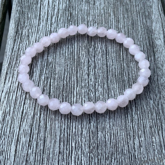 Armbånd i facetslebet rosenkvarts