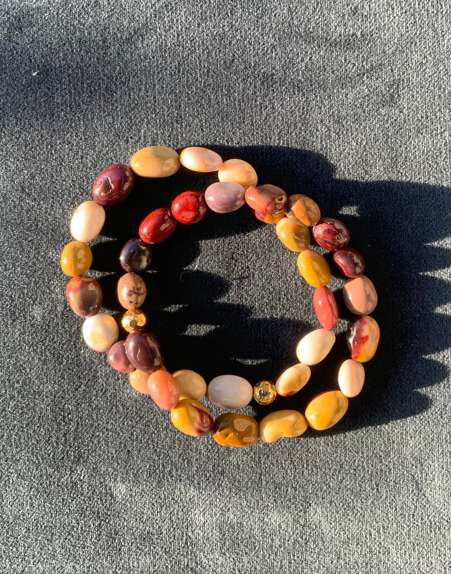 Sæt med halskæde, armbånd og øreringe i mokait nugget