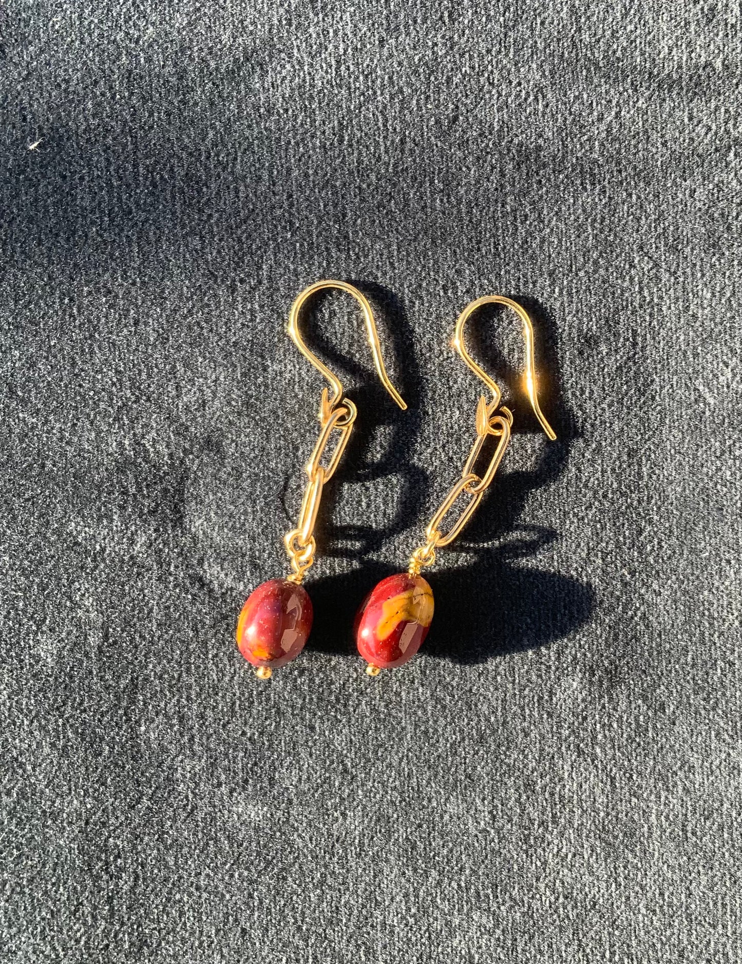 Sæt med halskæde, armbånd og øreringe i mokait nugget