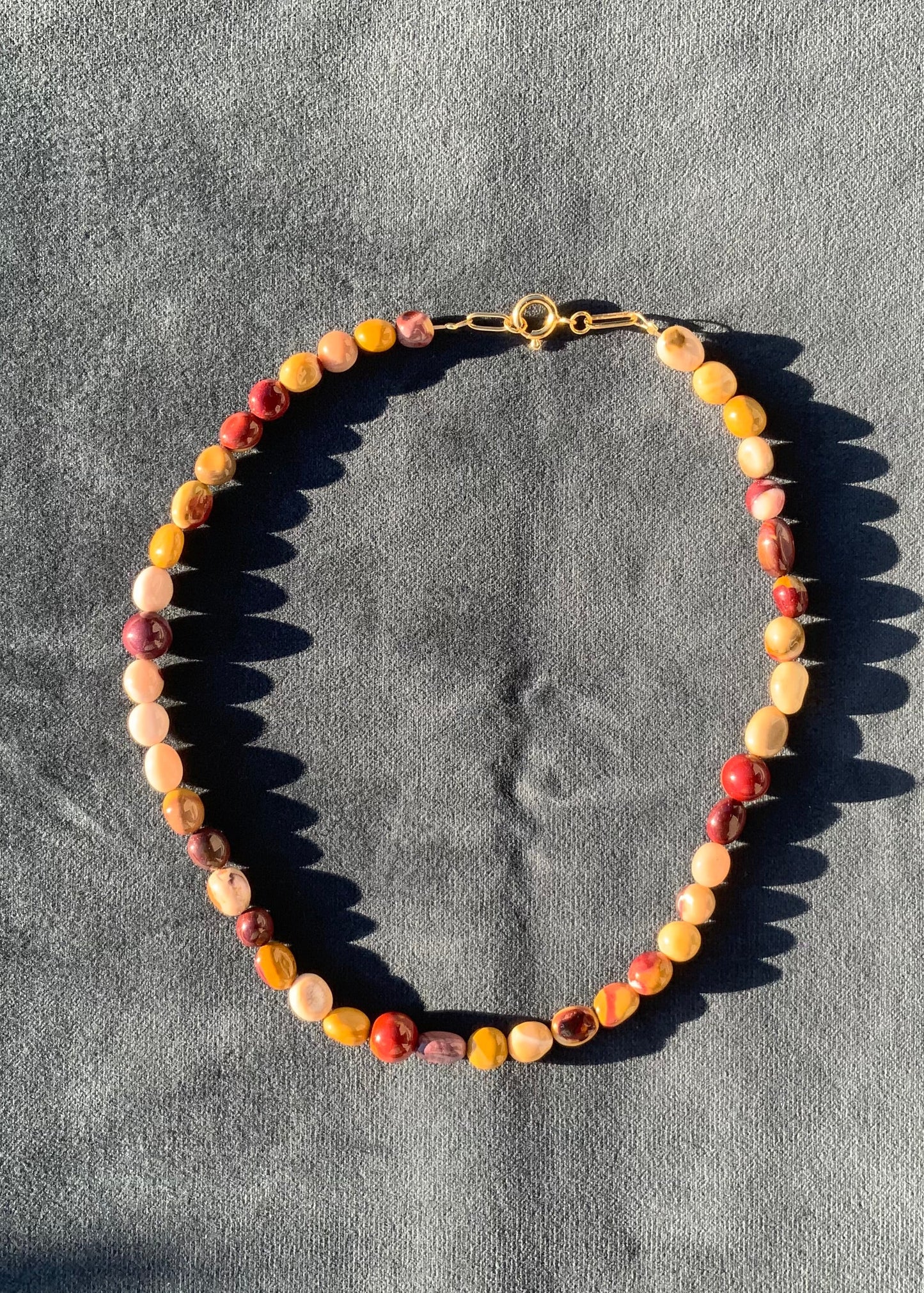 Halskæde i mokait nugget