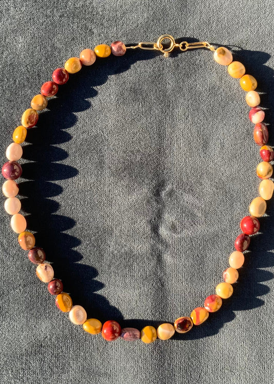 Halskæde i mokait nugget